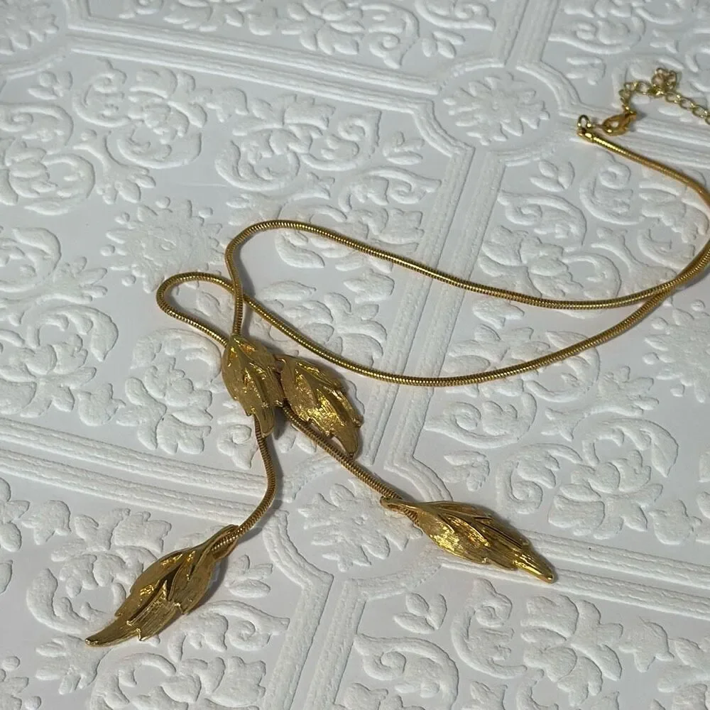 Vintage Gold Tone Y Drop Rope Chain Gold Brush‎ Leaf Pendant Bolo Style 16”- 19”